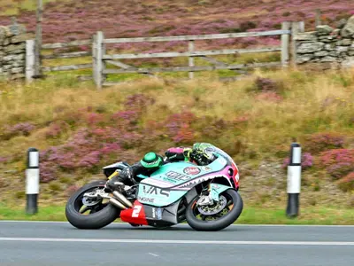 Manx GP 2024: tra debutti e maltempo, ecco cosa accade nella road race sull'Isola di Man