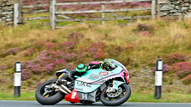 Manx GP 2024: tra debutti e maltempo, ecco cosa accade nella road race sull'Isola di Man