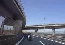 Contromano in tangenziale, moto a folle velocità [VIDEO]