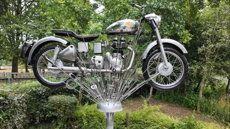 Una Bullet nel parco di Redditch: la scultura che celebra la storia di Royal Enfield