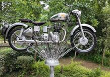 Una Bullet nel parco di Redditch: la scultura che celebra la storia di Royal Enfield