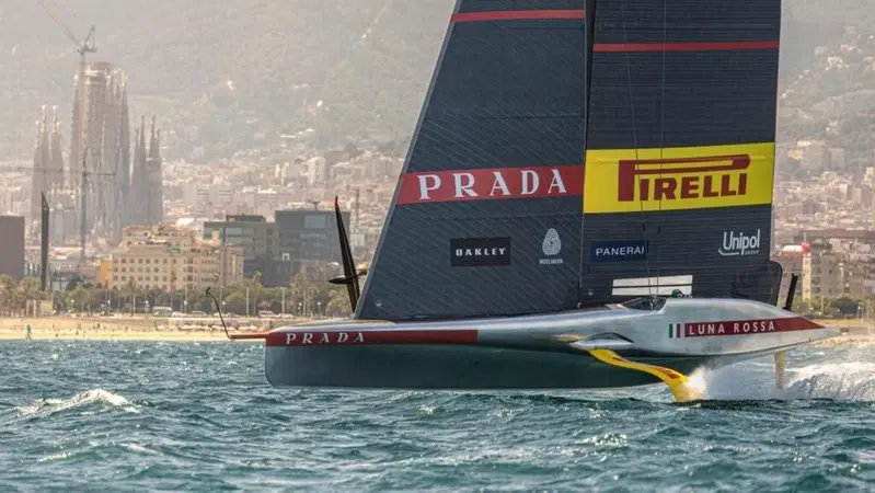 Quando moto e nautica si incontrano: WRS sale a bordo di Luna Rossa