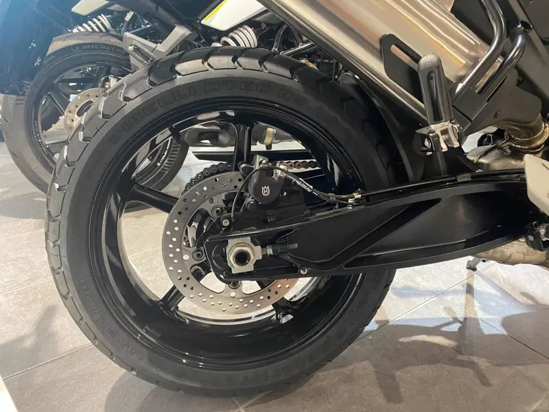 Husqvarna Svartpilen 801 (2024 - 26) (6)