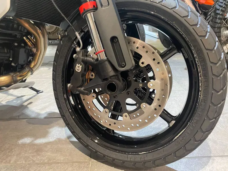 Husqvarna Svartpilen 801 (2024 - 26) (7)