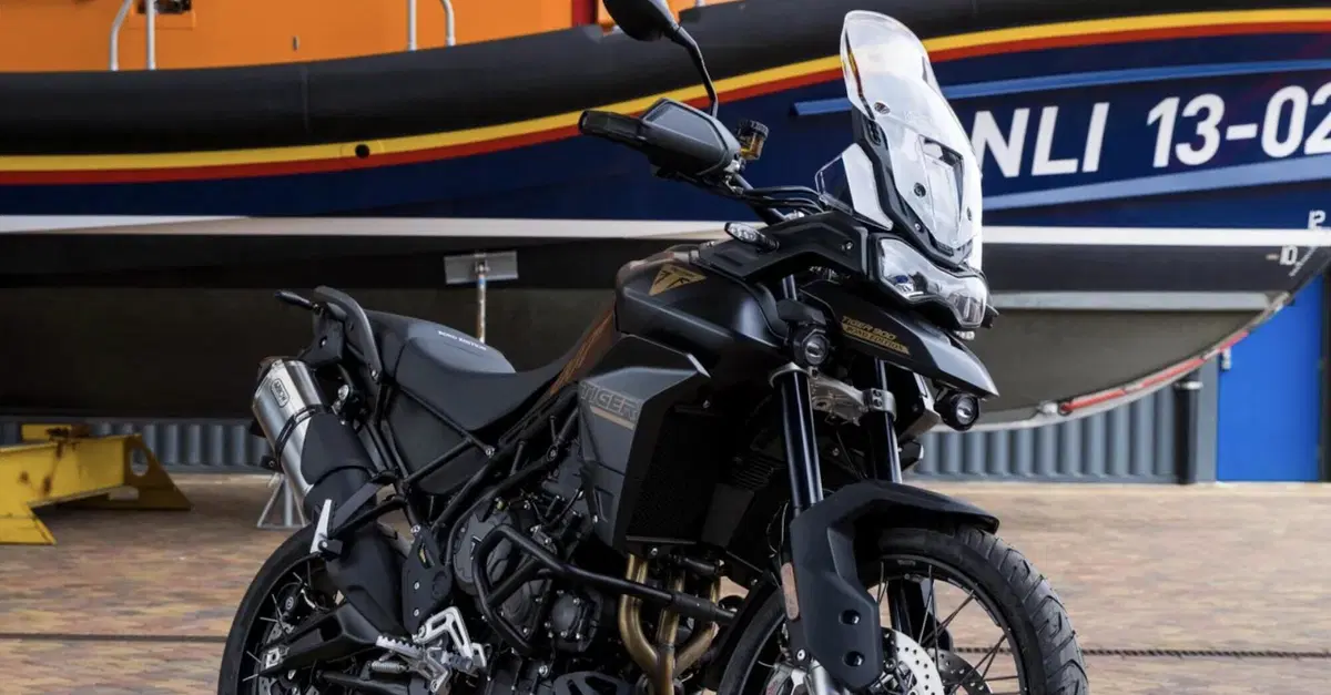 James Bond autografa due Triumph messe all'asta per beneficenza 