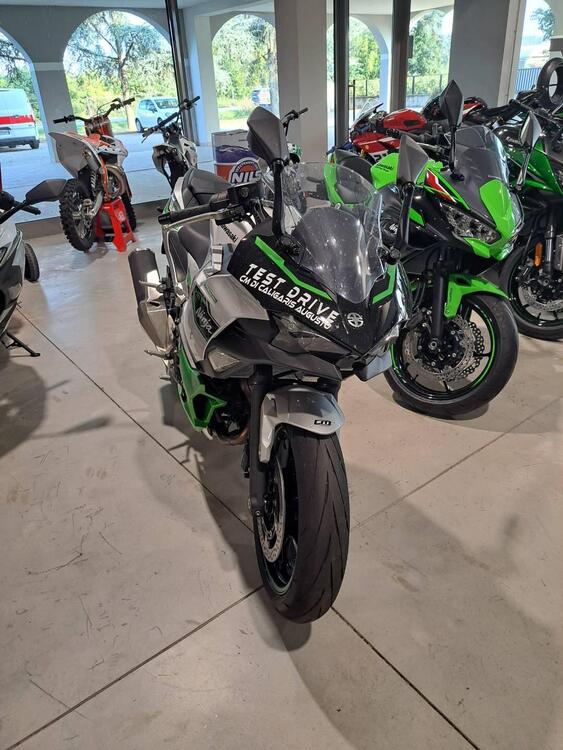 Kawasaki Ninja 7 Hybrid (2024) (2)