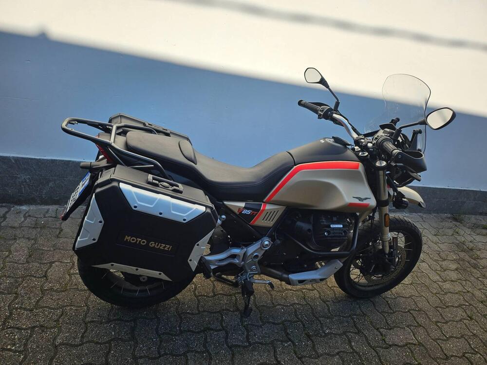 Moto Guzzi V85 TT Travel (2021 - 23) (2)