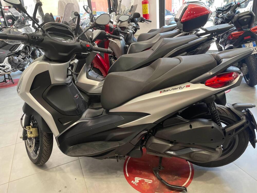 Piaggio Beverly 300 Hpe (2021) (2)