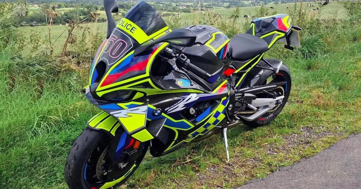 Ecco il nuovo bolide della Polizia inglese: una BMW M 1000 RR da pi&ugrave; di 30.000&euro; [GALLERY]