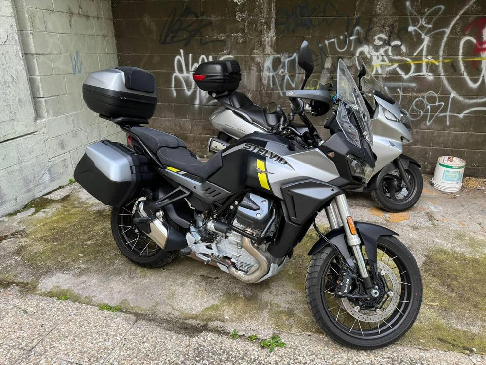 Moto Guzzi Stelvio (2024) (2)