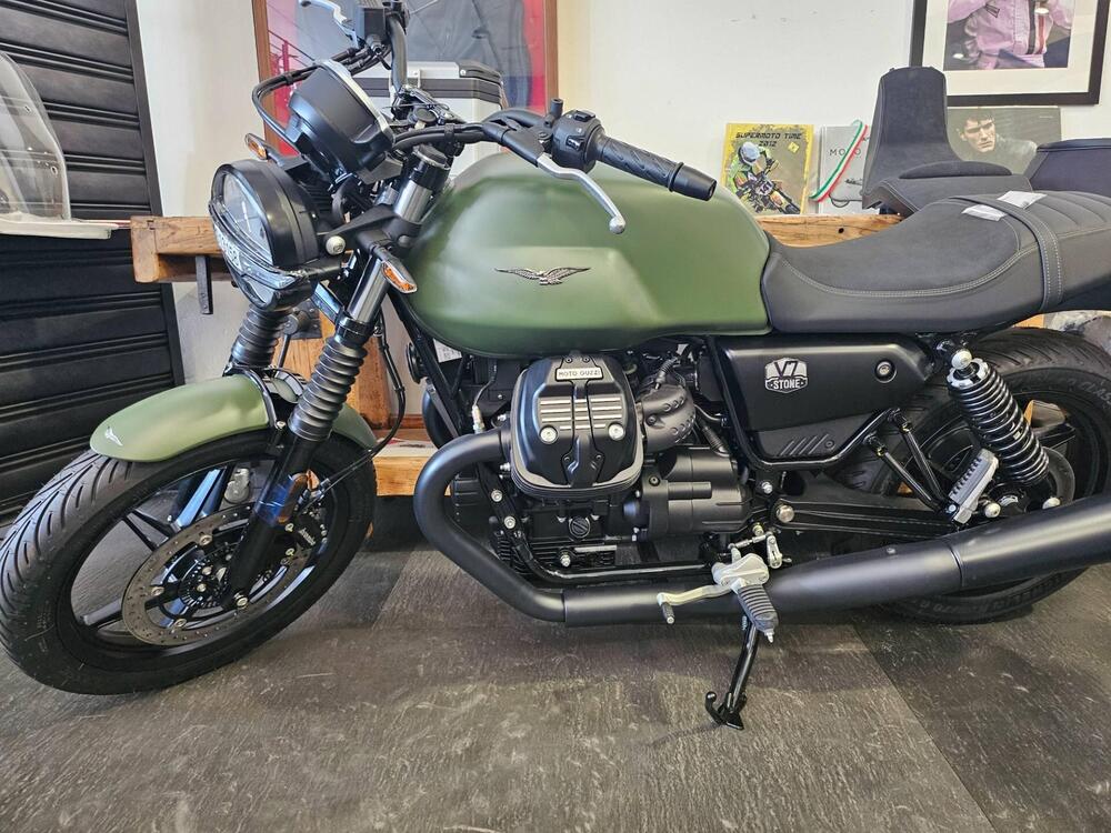 Moto Guzzi V7 Stone (2021 - 24) (2)