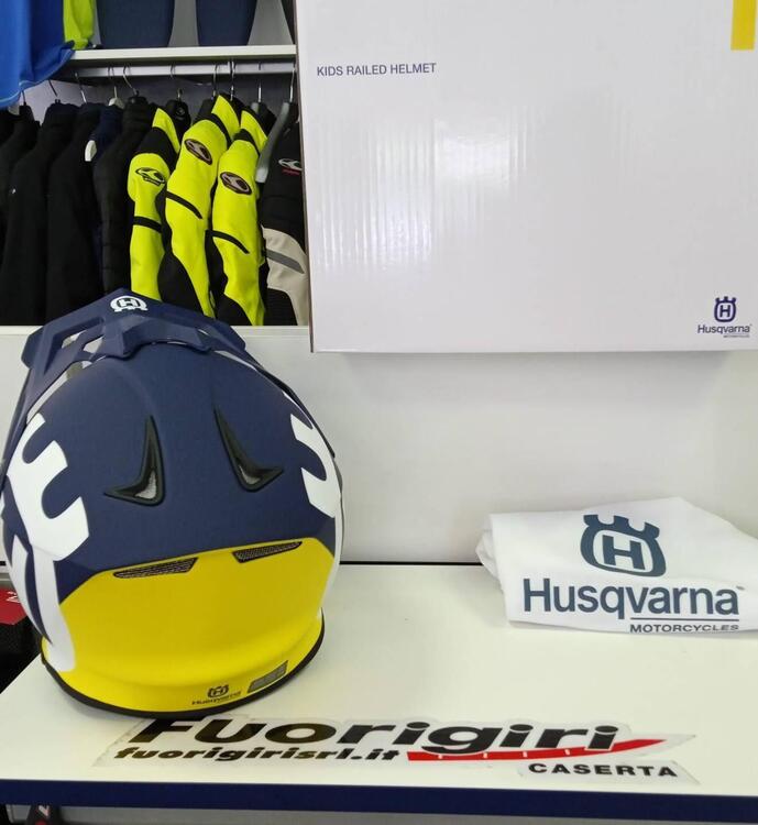 CASCO HUSQVARNA KIDS RAILED (3)