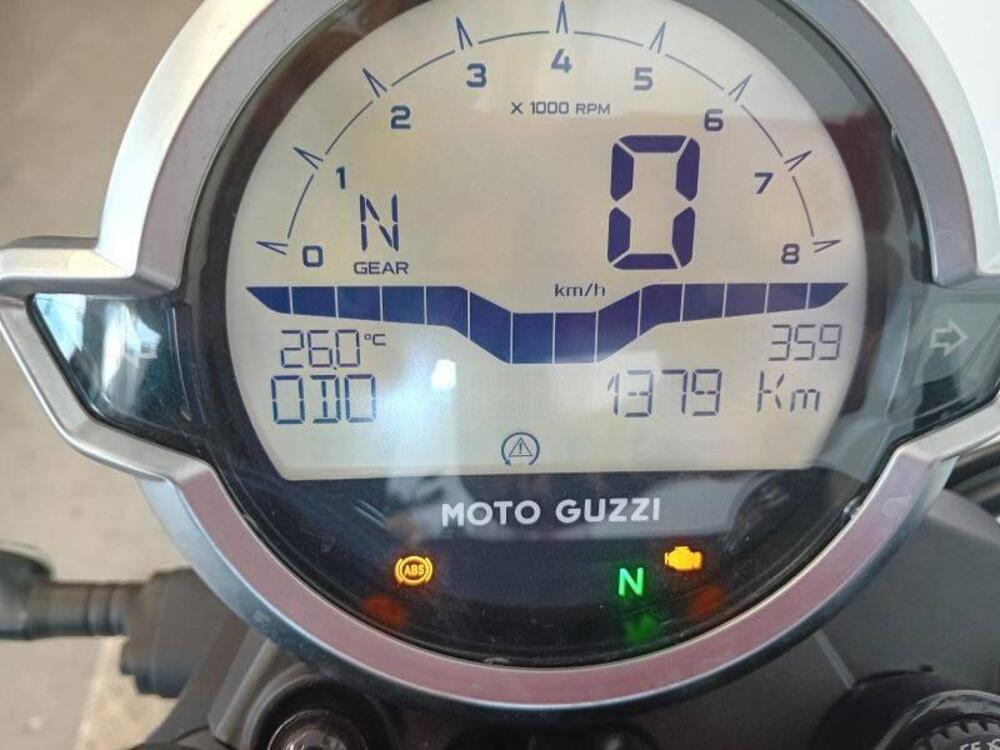 Moto Guzzi V7 Stone (2021 - 24) (3)