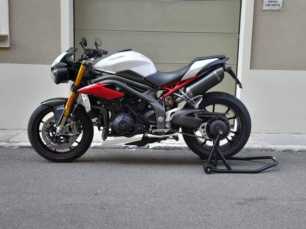 Triumph Speed Triple 1050 R ABS (2016 - 17) (2)