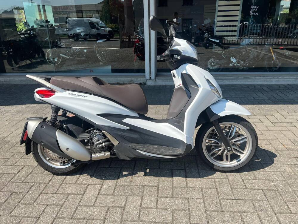 Piaggio Beverly 300 Hpe (2021) (2)