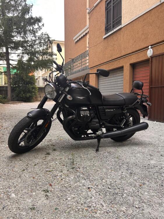 Moto Guzzi V7 III Stone (2017 - 20)