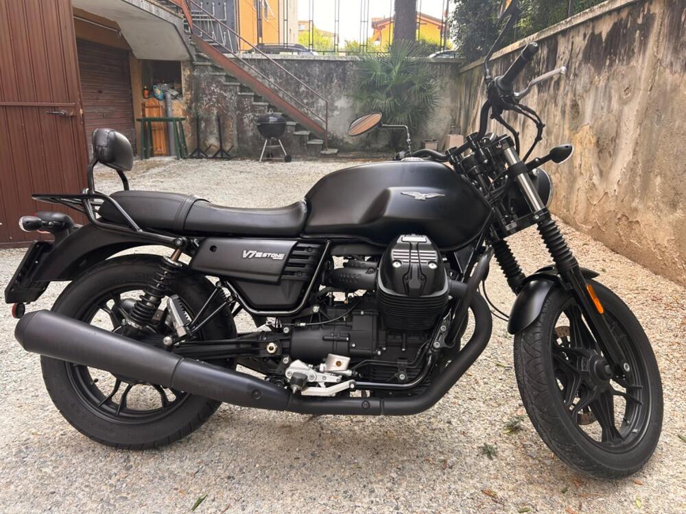 Moto Guzzi V7 III Stone (2017 - 20) (2)