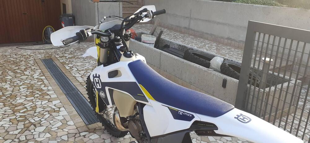 Husqvarna TE 250i (2021) (4)