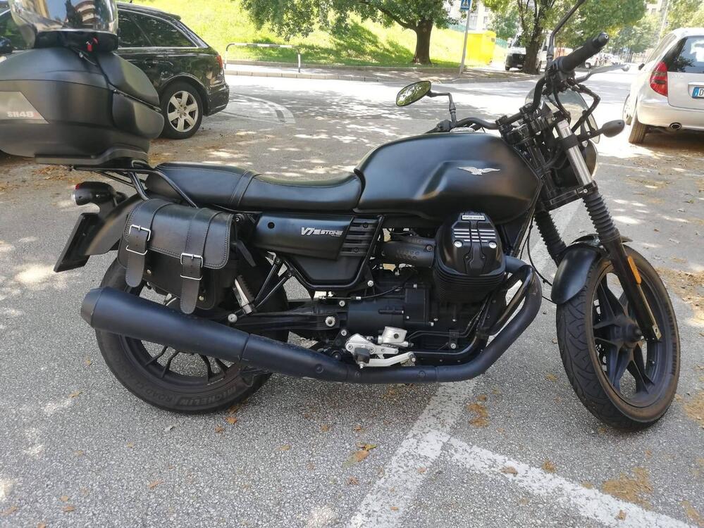 Moto Guzzi V7 III Stone (2017 - 20) (2)