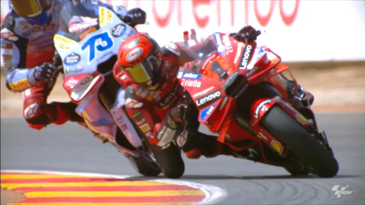 MotoGP 2024. GP di Aragon. Il video e le foto dell'incidente tra Alex Marquez e Pecco Bagnaia [VIDEO e GALLERY] (5)