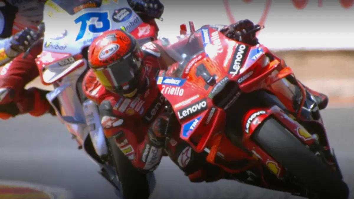 MotoGP 2024. GP di Aragon. Il video e le foto dell'incidente tra Alex Marquez e Pecco Bagnaia [VIDEO e GALLERY] (6)