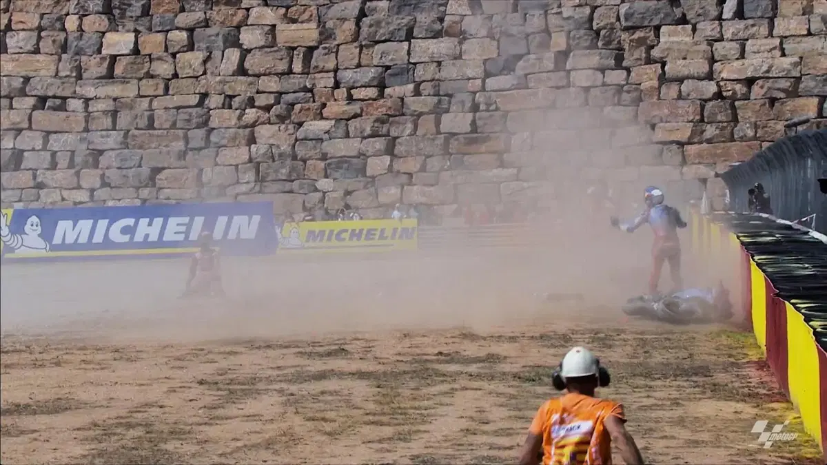 MotoGP 2024. GP di Aragon. Il video e le foto dell'incidente tra Alex Marquez e Pecco Bagnaia [VIDEO e GALLERY] (11)