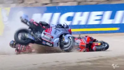 MotoGP 2024, GP di Aragon. Colpa di Pecco Bagnaia o di Alex Marquez? Ecco cosa ne pensate, le reazioni social all'incidente [VIDEO]