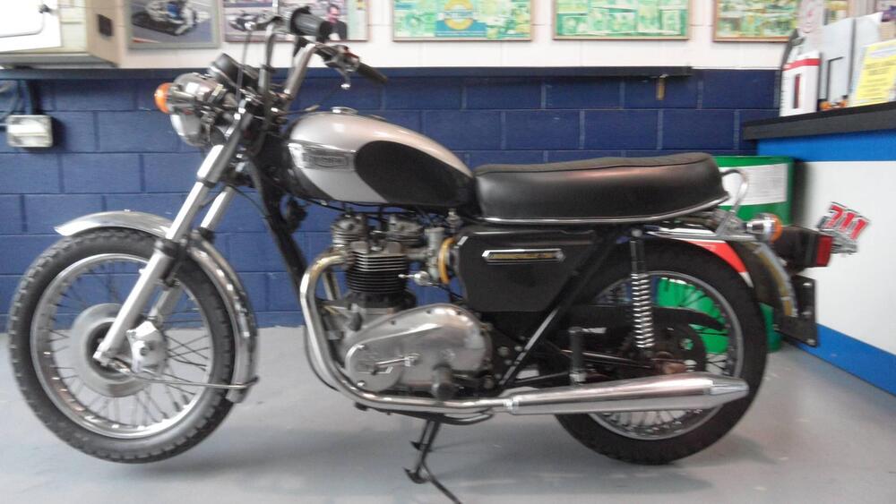 Triumph BONNEVILLE T 140 (2)