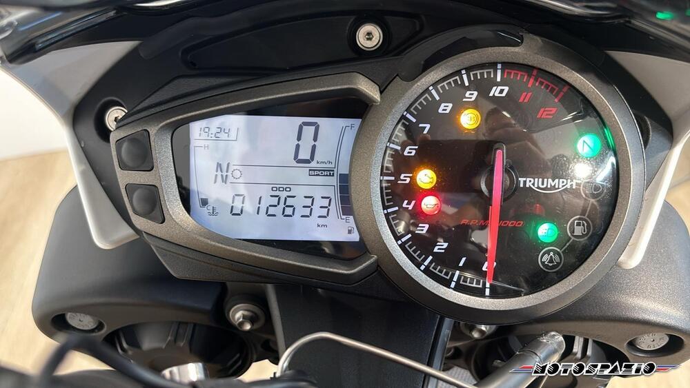 Triumph Speed Triple 1050 R ABS (2016 - 17) (2)