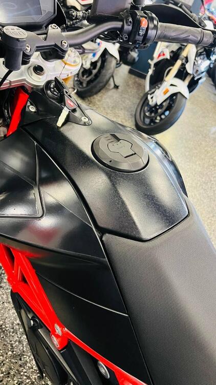 Aprilia Dorsoduro 900 (2017 - 20) (2)