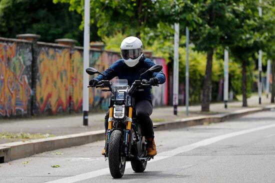 Mentre proviamo il nuovo BMW CE 02