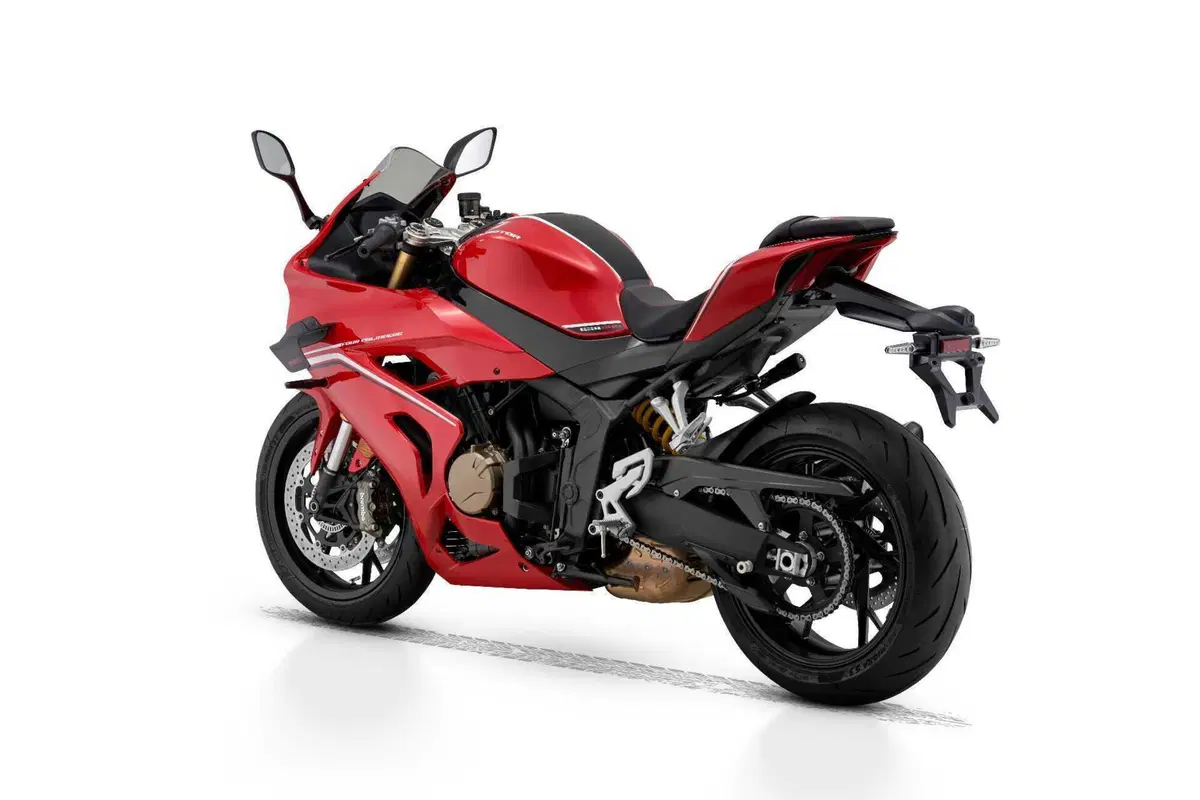 Novità QJMotor SRK800RR: già disponibile la nuova sportiva cinese, farà breccia nel mercato? (3)