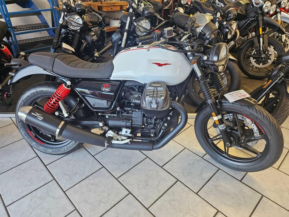 Moto Guzzi V7 Stone Ten (2024) (2)