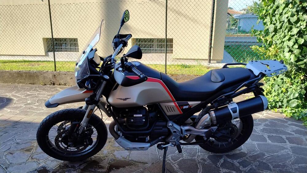 Moto Guzzi V85 TT Travel (2021 - 23) (3)