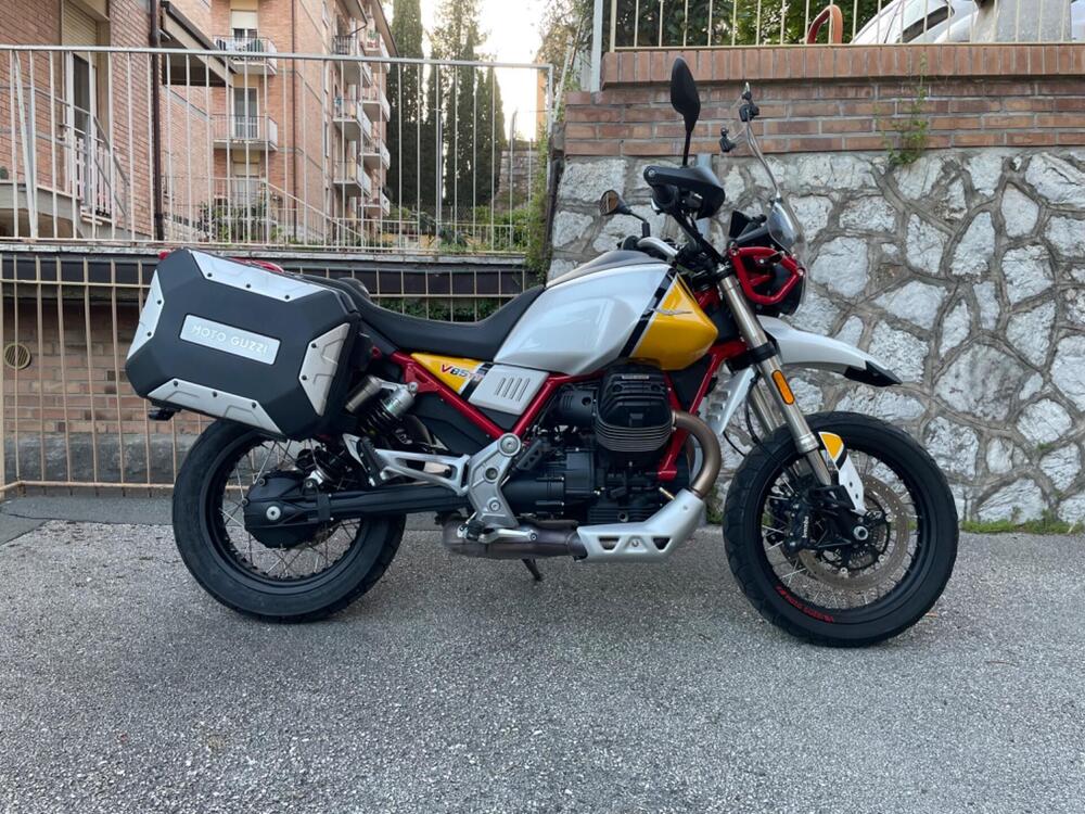 Moto Guzzi V85 TT Evocative Graphics (2019 - 20) (2)