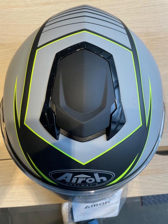 CASCO AIROH ST501 GRIGIO RIFINITURE NERE E GIALLE (2)