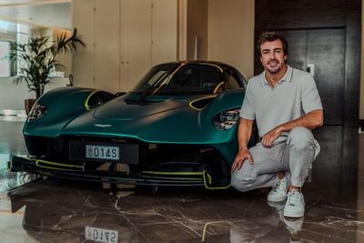 F1. Fernando Alonso guida la sua nuova Aston Martin Valkyrie, persino i pedali sono personalizzati