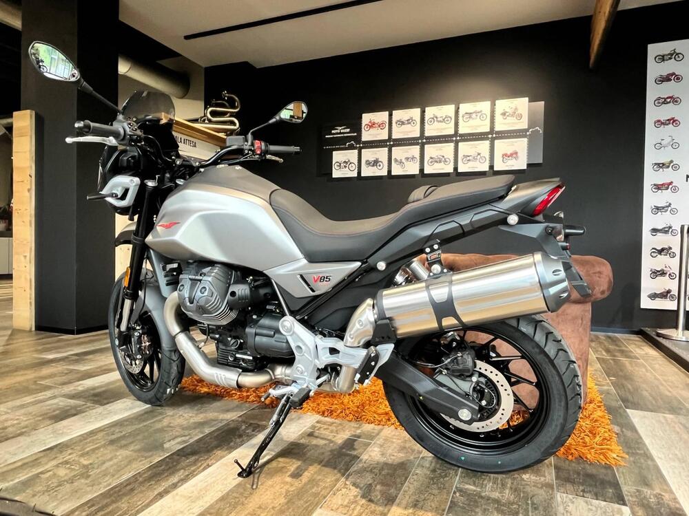 Moto Guzzi V85 Strada (2024) (5)