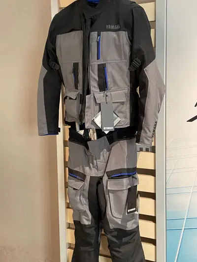 COMPLETO GIACCA PI&Ugrave; PANTALONI PROTETTIVI YAMAHA