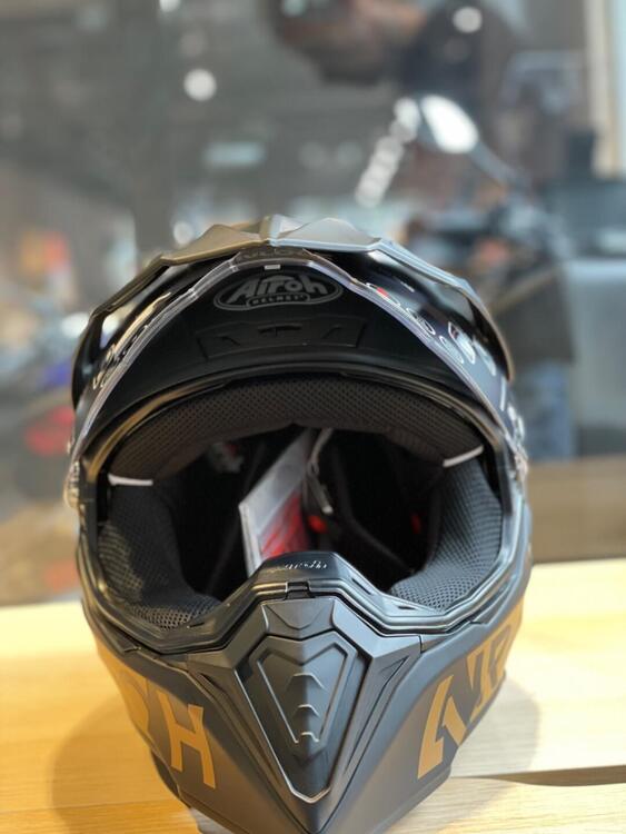 CASCO AIROH COMMANDER GOLD AND BLACK (2)