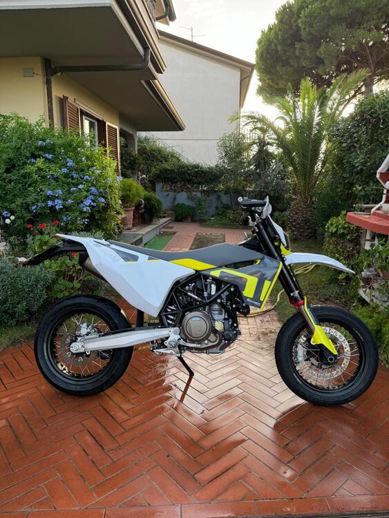 Husqvarna 701 Supermoto (2020) (4)