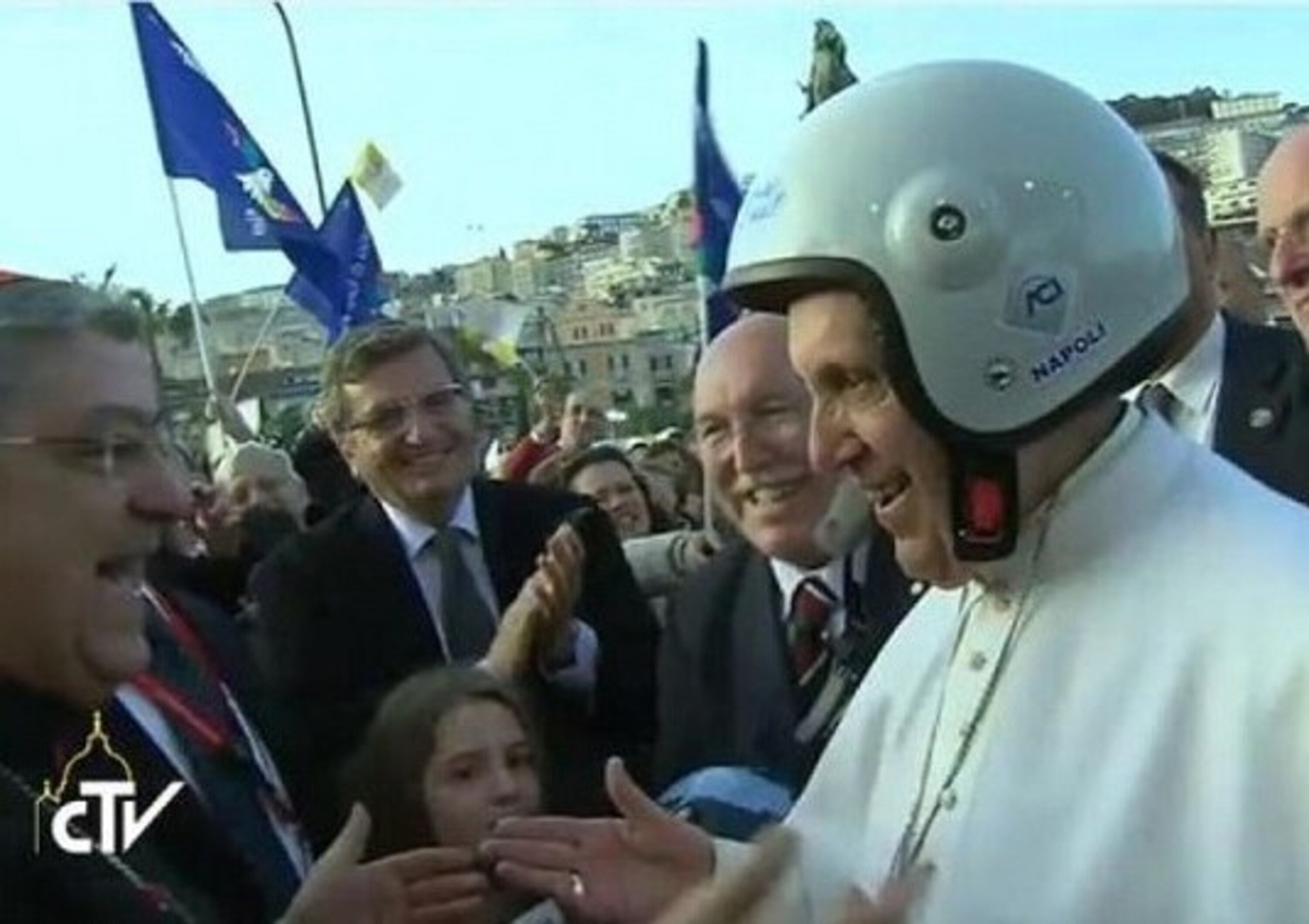 &#039;A Maronna t&#039;accumpagna! E Papa Francesco mette il casco