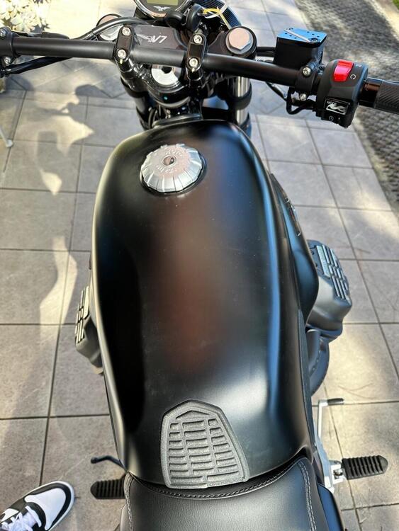 Moto Guzzi V7 III Stone (2017 - 20) (5)