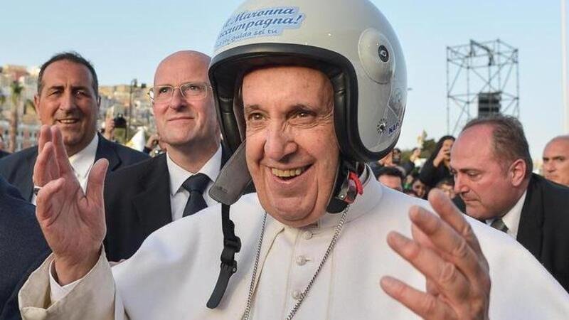 &#039;A Maronna t&#039;accumpagna! E Papa Francesco mette il casco
