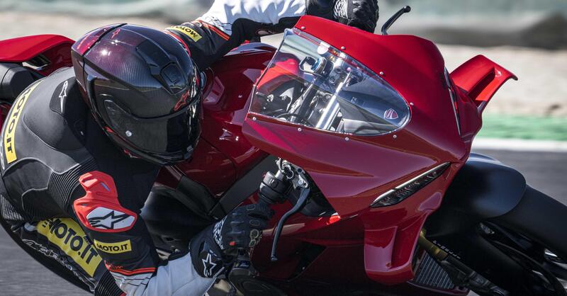 Ducati Panigale V4 2025: l&#039;abbiamo provata, vi raccontiamo come va e vi sveliamo tutti i suoi segreti [VIDEO]