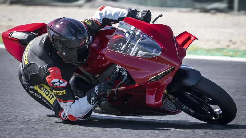 Ducati Panigale V4 2025: l'abbiamo provata, vi raccontiamo come va e vi sveliamo tutti i suoi segreti [VIDEO e GALLERY]