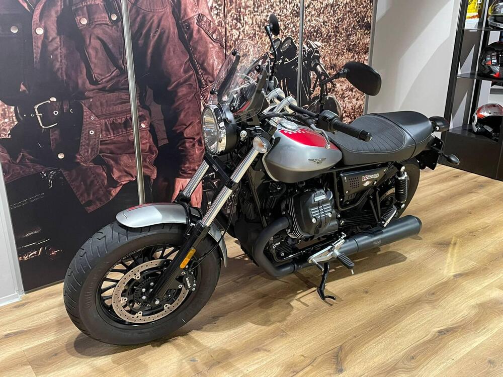 Moto Guzzi V9 Bobber (2018 - 20) (3)