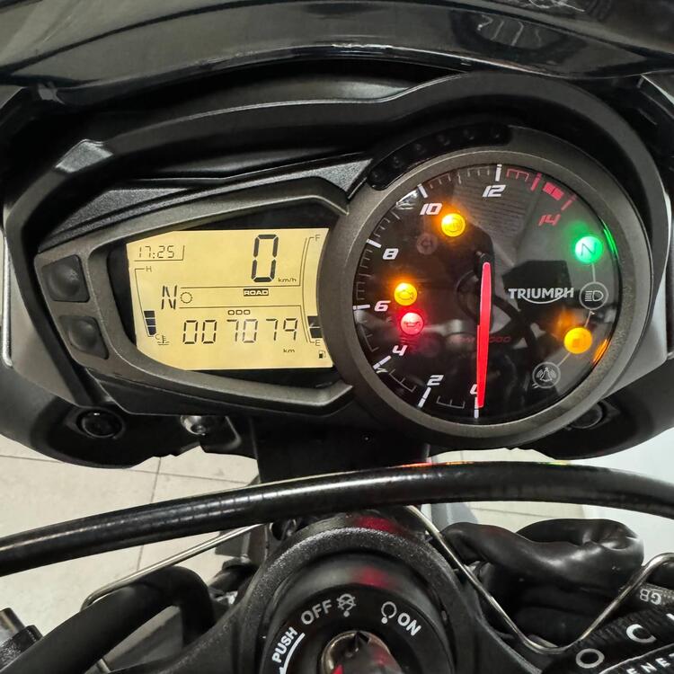 Triumph Street Triple R (2020 - 23) (4)