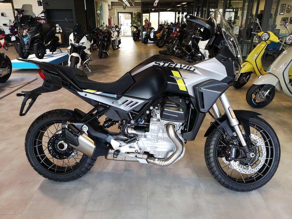 Moto Guzzi Stelvio (2024)