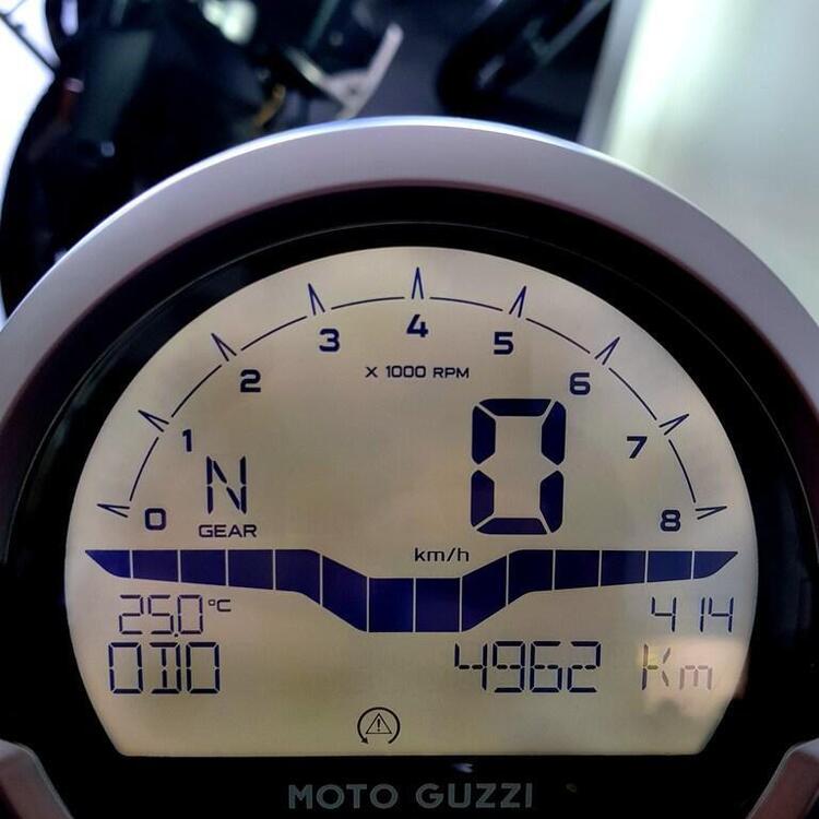 Moto Guzzi V7 Stone (2021 - 24) (5)